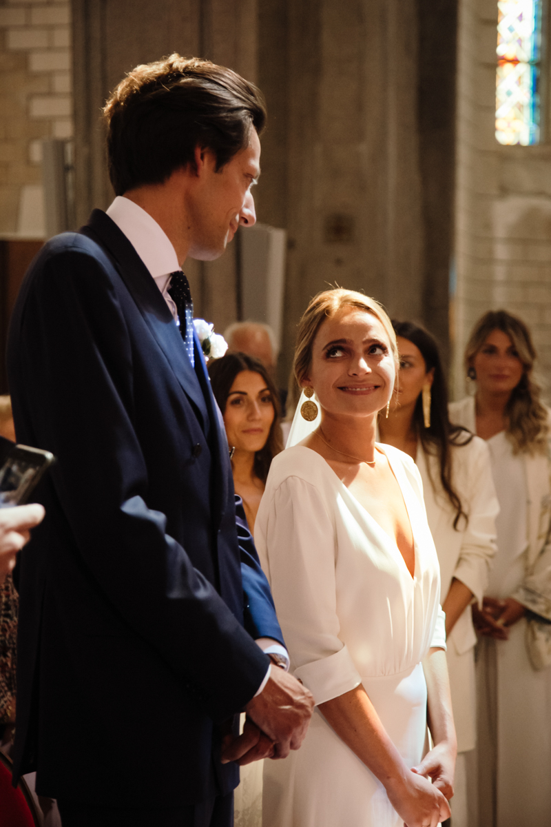 ceremonie religieuse eglise mariage chic elegant costume sur mesure robe de mariee la baule