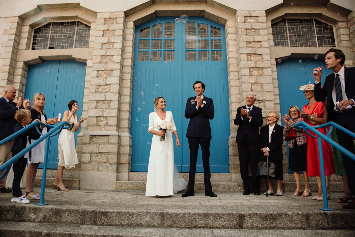 mariage chic elegant sortie deglise bulles de savon costume sur mesure robe de mariee bouquet la baule la turballe