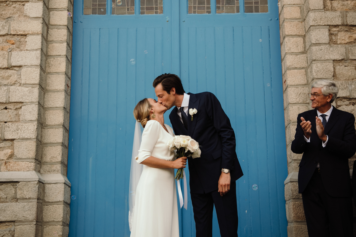 mariage chic elegant la baule la turablle costume sur mesure robe de mariee bouquet sortie deglise ceremonie religieuse