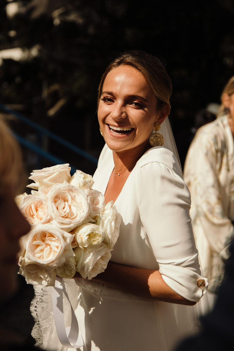 robe de mariee dentelle decolletee manches trois quart bouquet de fleurs mariage elegant chic la baule