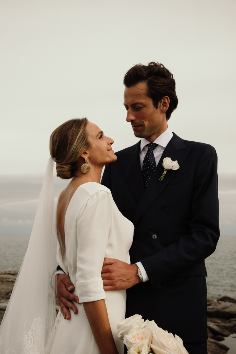 photo de couple plage mariage chic elegant la baule costume sur mesure robe de mariee dos nu voile dentelle