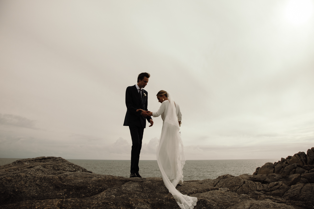 photo plage mariage chic elegant costume sur mesure robe de mariee bouquet de fleurs voile dentelle la baule
