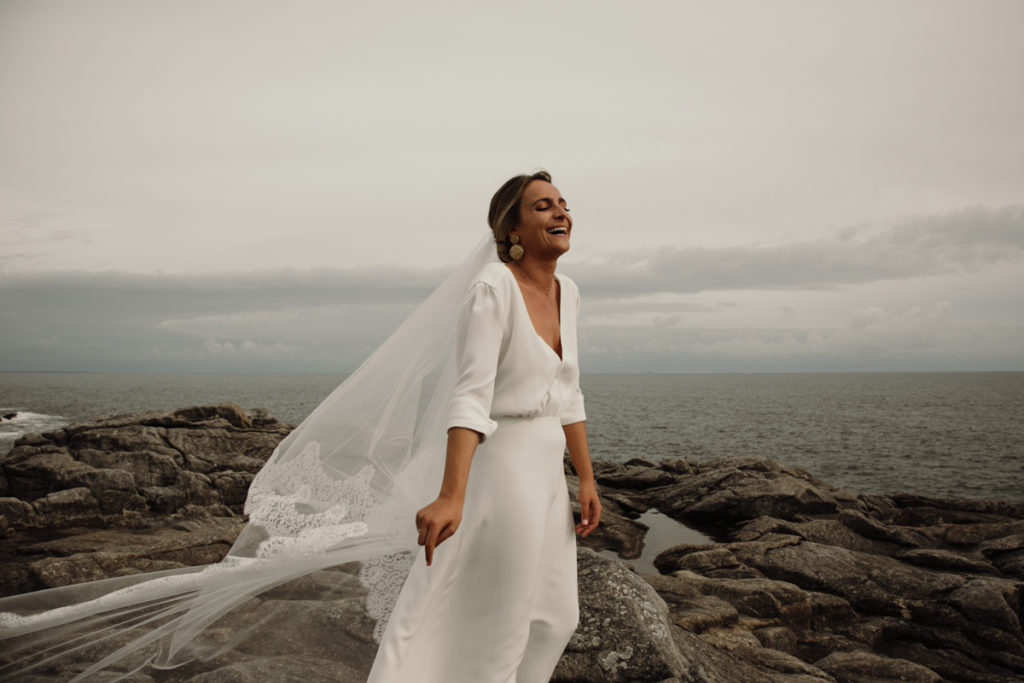 robe de mariee sur mesure voile avec dentelle decollete mariage chic elegant la baule plage