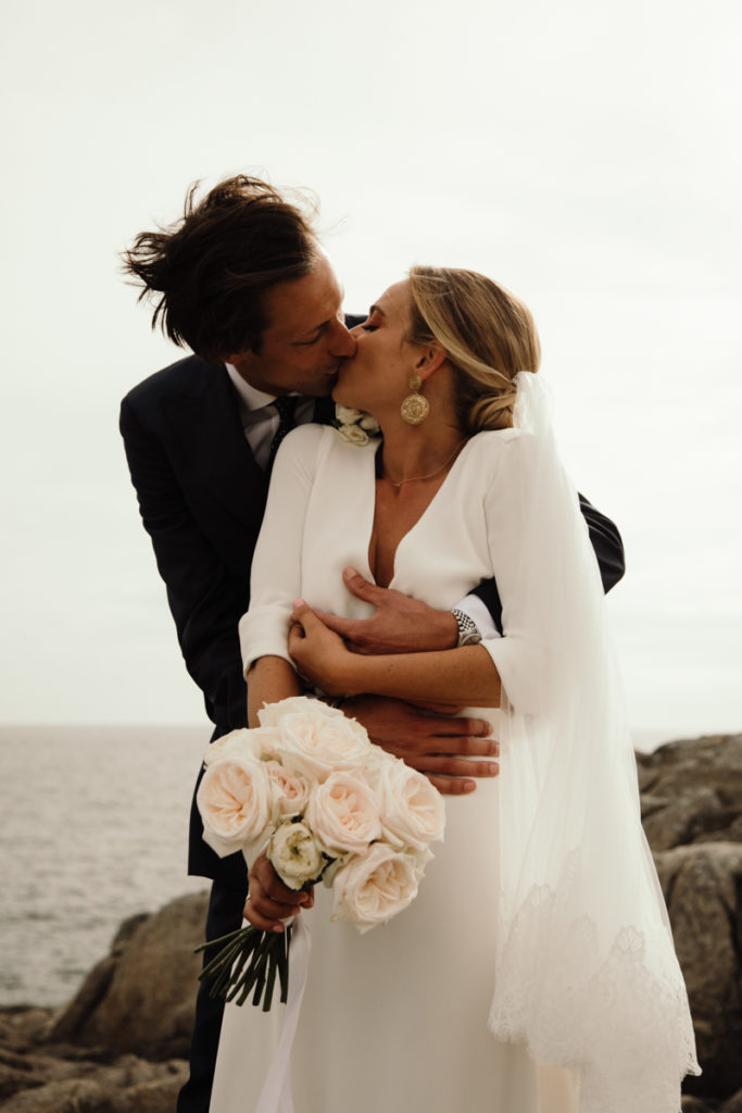 mariage chic elegant photo de couple sur la plage la baule rpbe de mariee bouquet de fleurs costume sur mesure