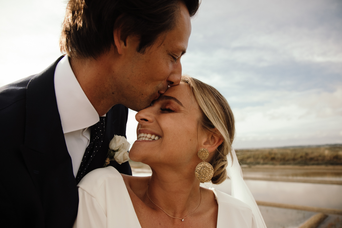mariage elegant chic costume sur mesure robe de mariee sur mesure voile photo de couple plage la baule