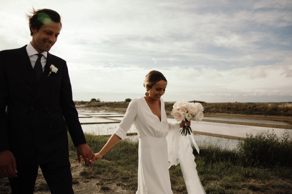 photo de couple plage la baule robe de mariee sur mesure costume sur mesure bouquet de fleurs mariage elegant chic