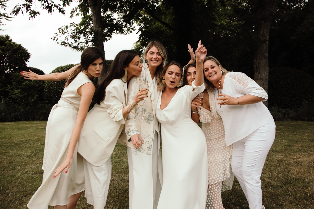 desmoiselles dhonneur en blanc robe de mariee sur mesure decolletee mariage elegant chic la baule