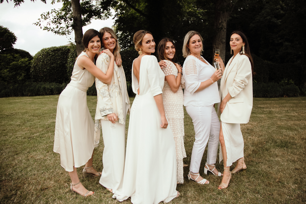 demoiselles dhonneur en blanc robe de mariee sur mesure dos nu mariage chic elegant la baule