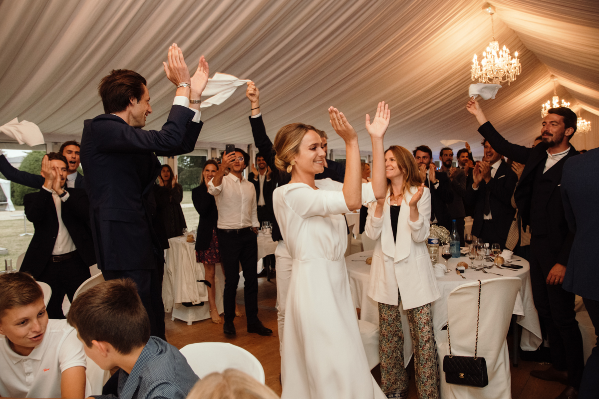robe de mariee costume sur mesure lieu de reception chapiteau tente mariage chic elegant la baule