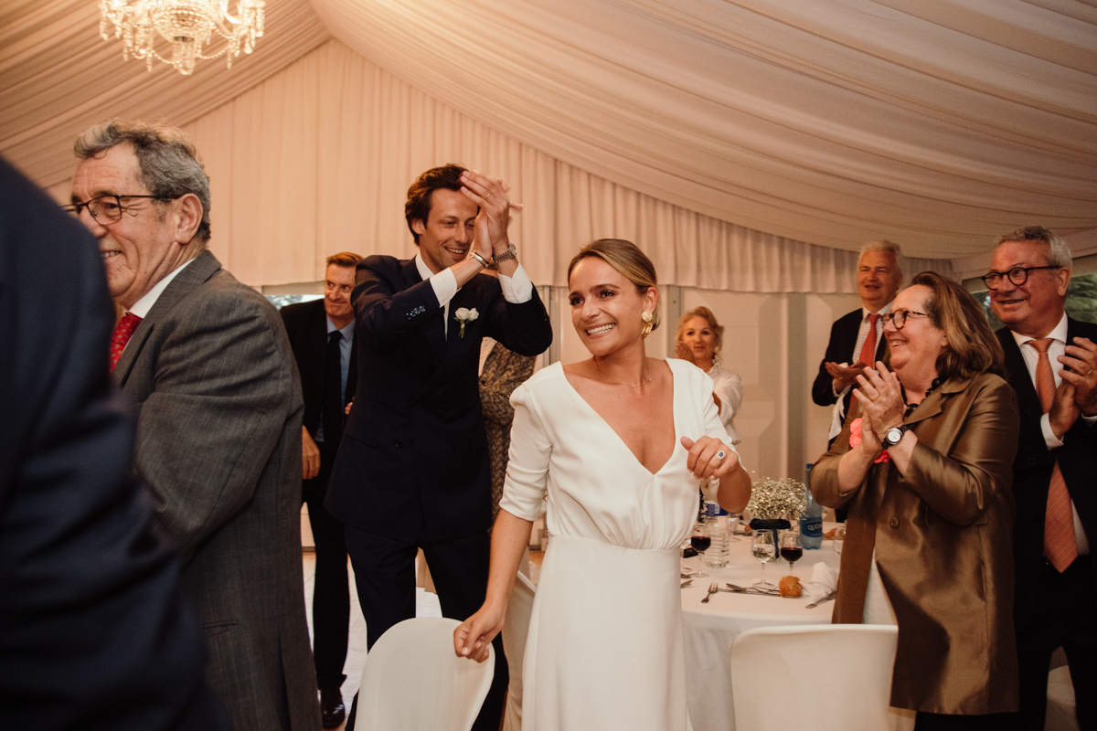 robe de mariee sur mesure costume sur mesure lieu de reception tente chapiteau la baule mariage chic elegant
