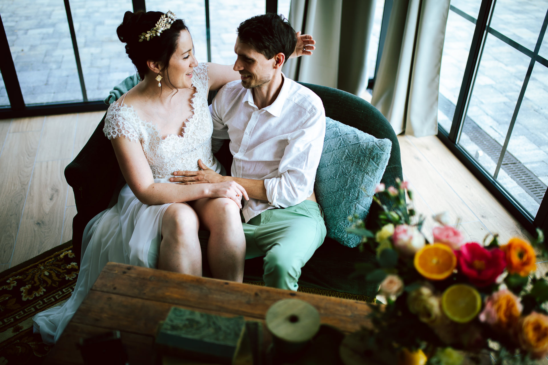 shooting dinspiration mariage colore vintage decoration pantalon colore couronne fleurs agrumes bridgerton