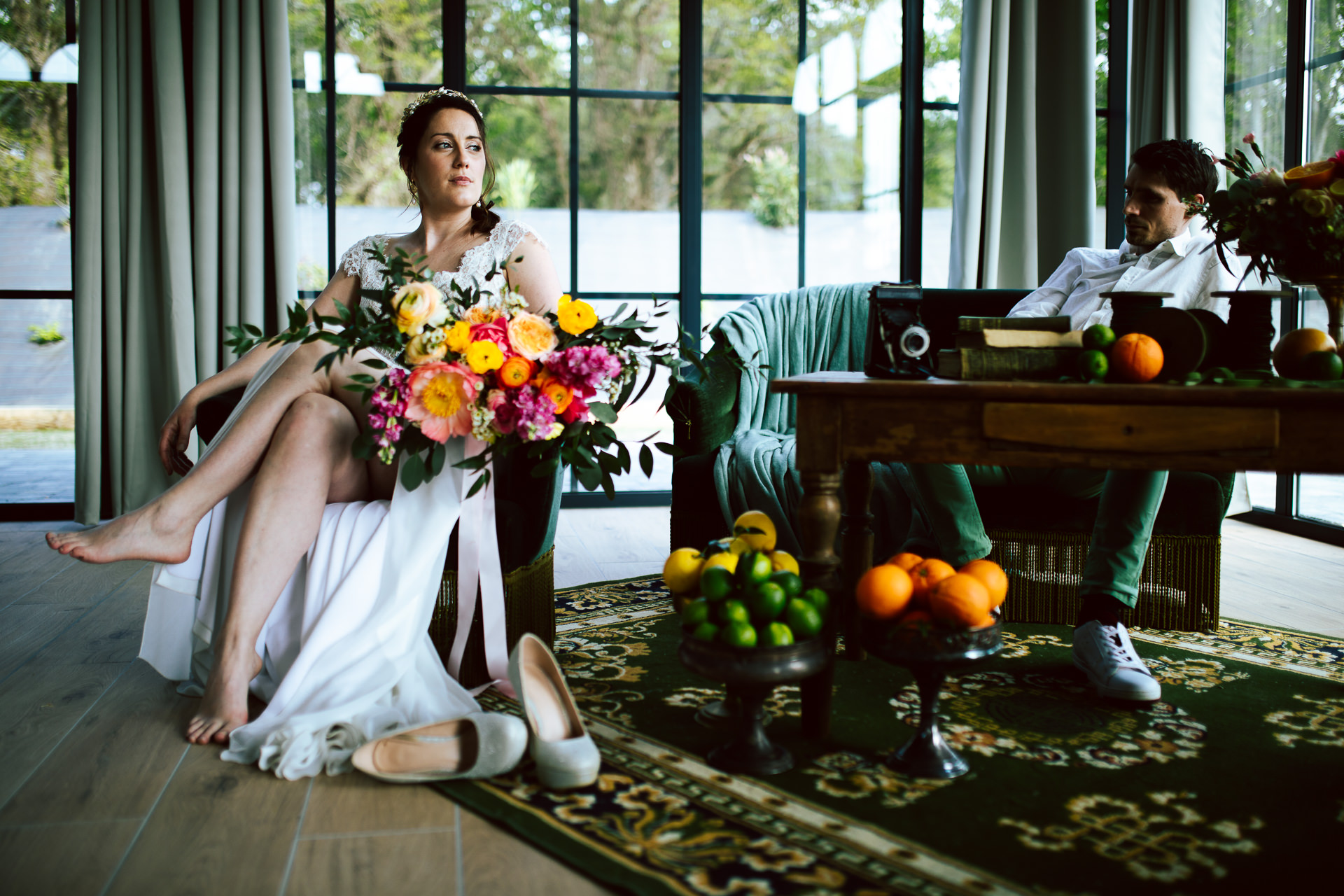 shooting dinspiration mariage colore vintage rennes bouquet robe dentelle pantalon colore decoration florale agrumes