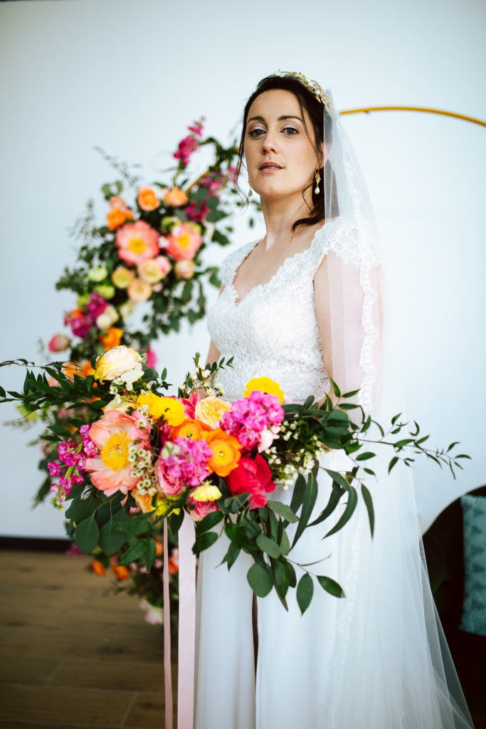 decoration floral arche bouquet mariage colore vintage shooting dinspiration rennes couronne bijour de tete robe dentelle voile