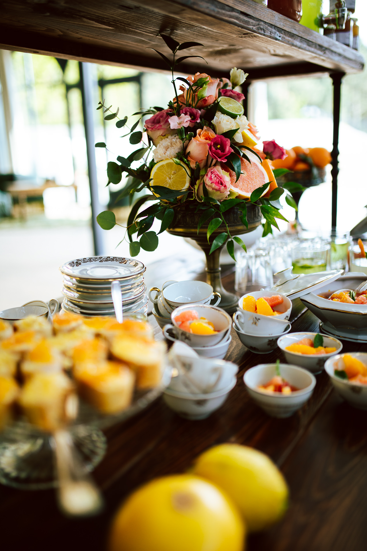 buffet vaisselle vintage decoration de table floral shooting dinspiration mariage colore vintage rennes