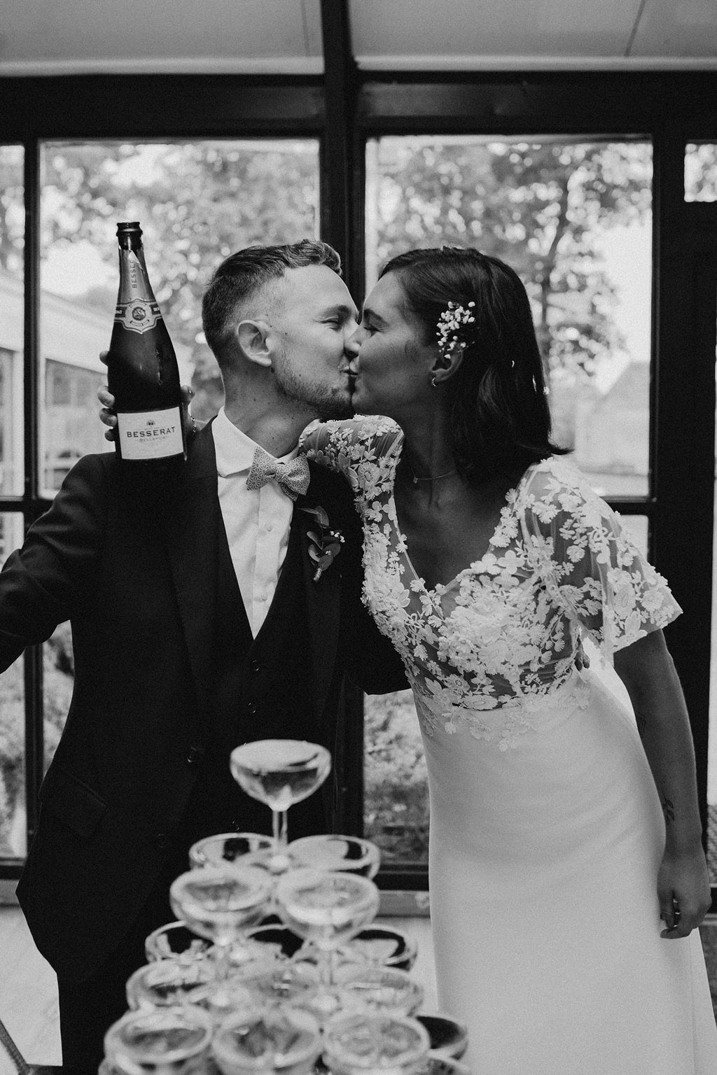 mariage vegetal loire atlantique domaine des lys fontaine a champagne costume noued papillon robe de mariee dentelle