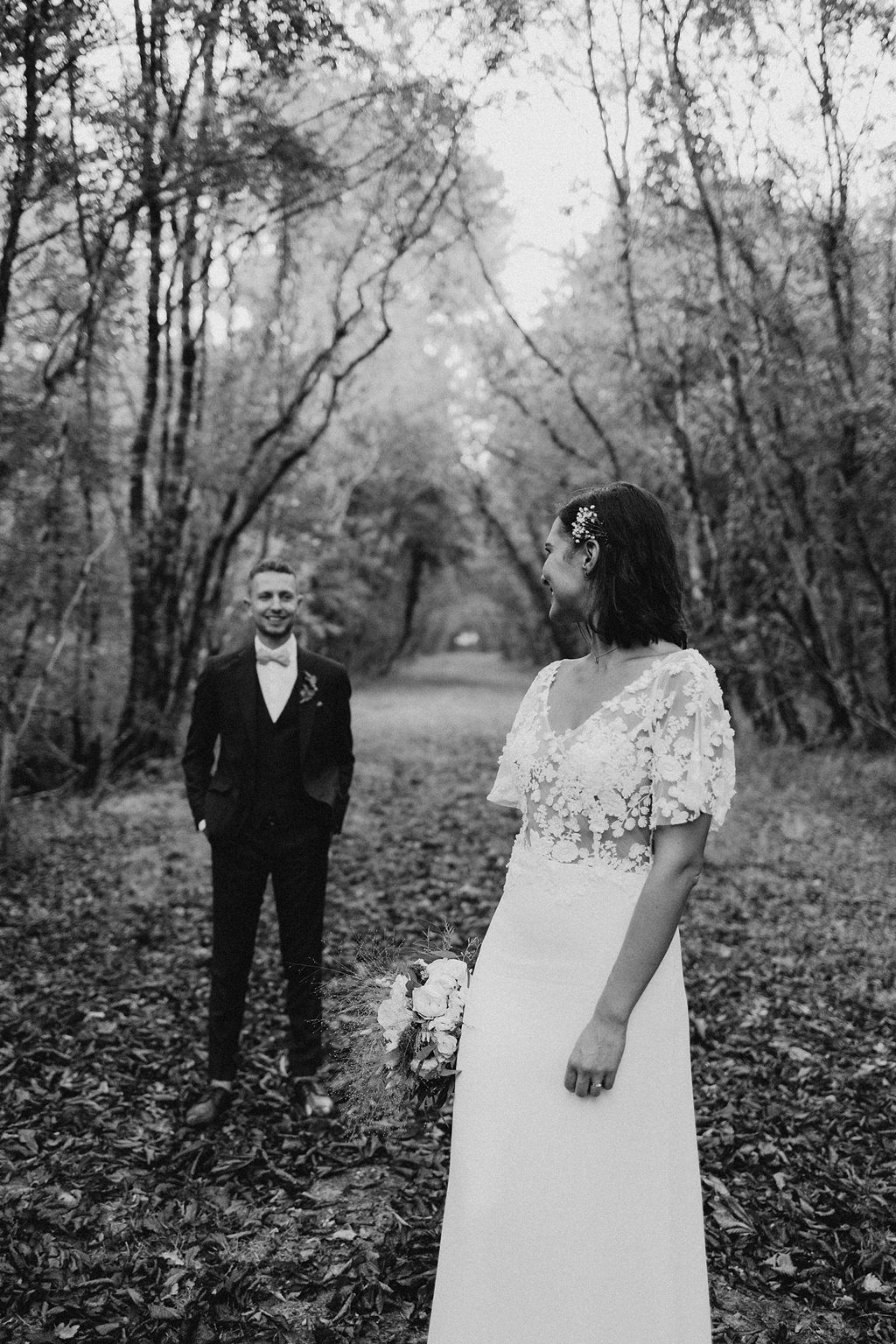 mariage vegetal loire atlantique shooting en foret robe de mariee dentelle bouquet costume noeud papillon