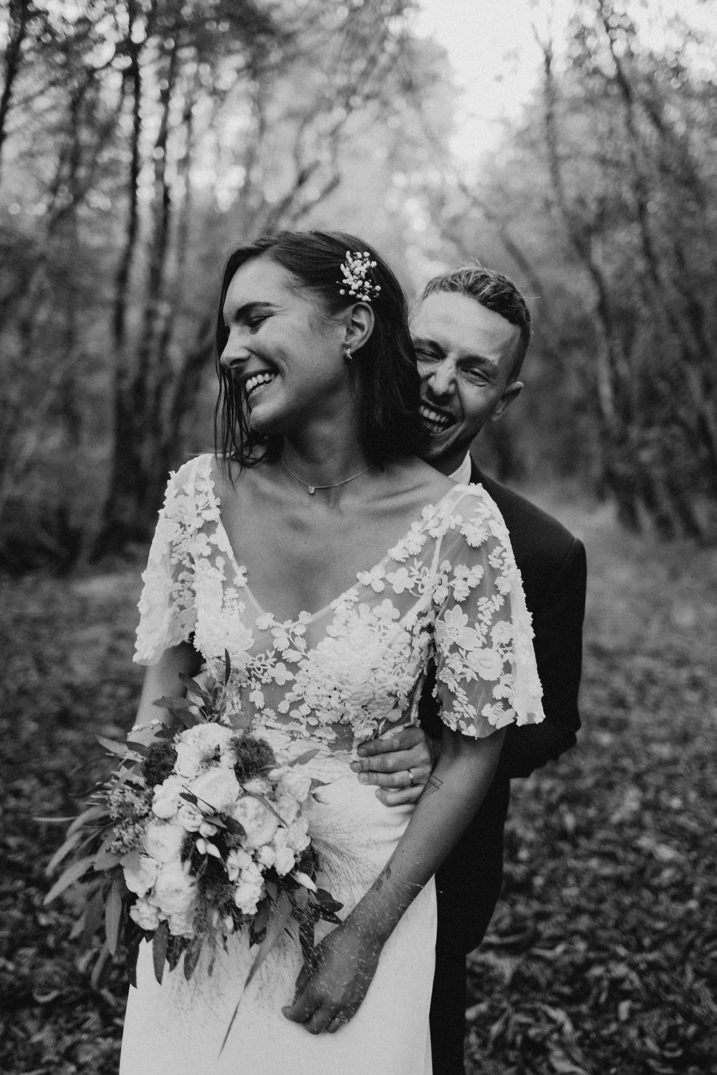 mariage vegetal loire atlantique shooting en foret robe de mariee dentelle bouquet bijou de tete