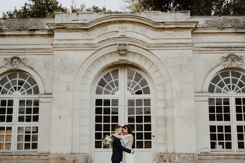 mariage vegetal lieu de reception domaine des lys loire atlantique robe de mariee dentelle bouquet costume