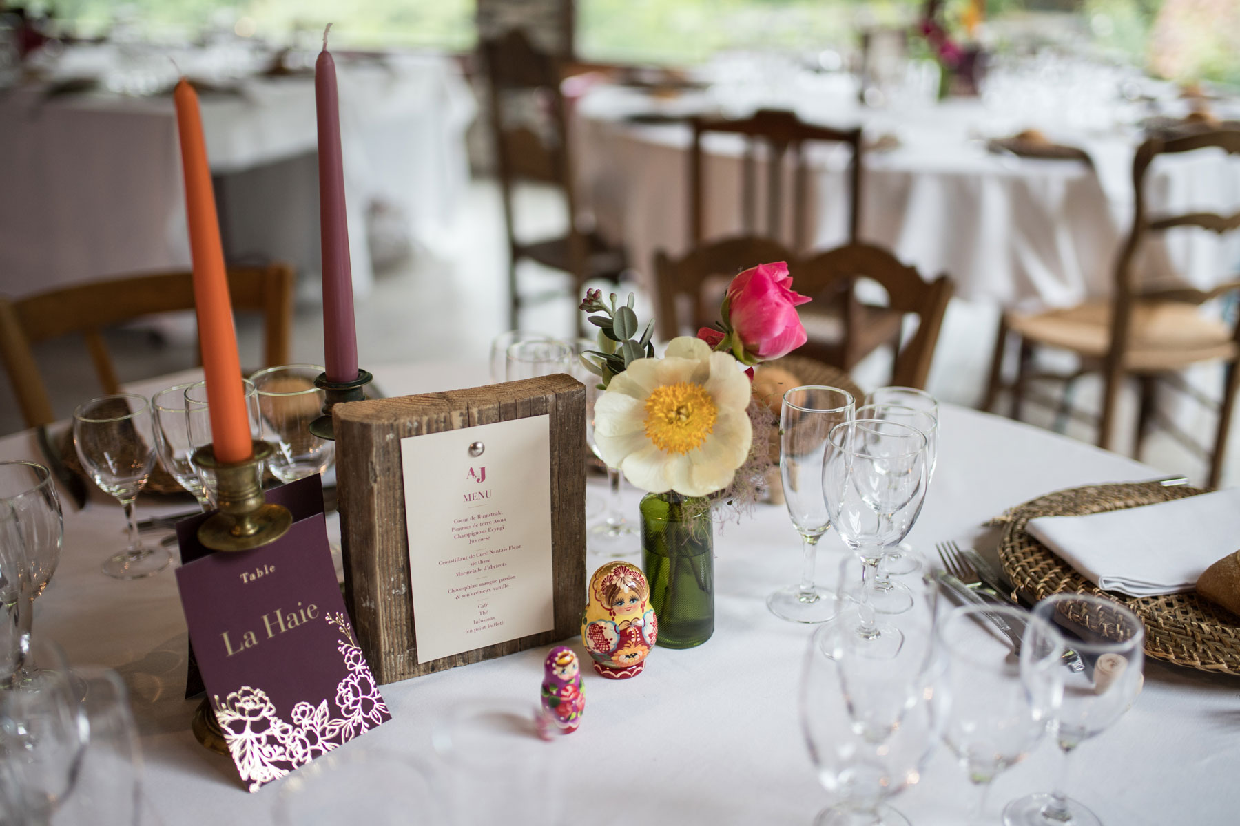 mariage colore domaine du moulin neuf lieu de reception decoration de table objets vintage menu fleuriste soliflore maine et loire pays de la loire