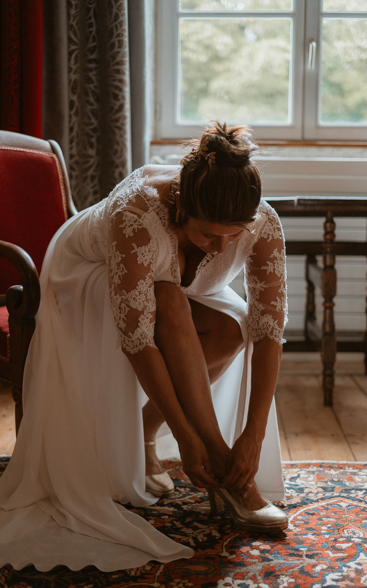 mariage boheme chic loire atlantique robe de mariee manches trois quart dentelle chaussures a talons