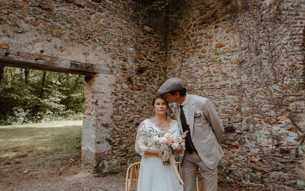 mariage boheme chic bouquet de flerus fleuriste robe de mariee manche trois quart dentelle costume sur mesure beret loire atlantique