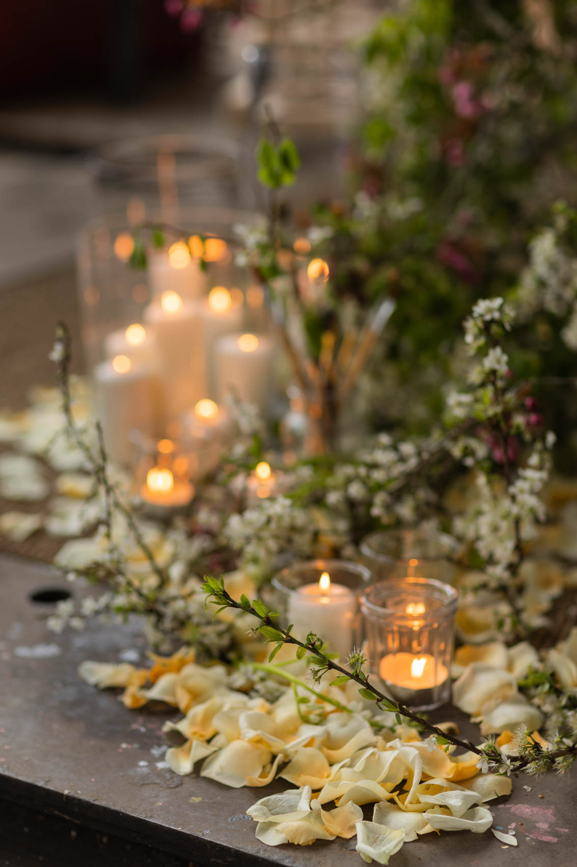 shooting dinspiration peintre et sa muse angers lieu de reception atypique atelier de peintre industriel decoration florale fleuriste wedding designer wedding planner photographe videaste