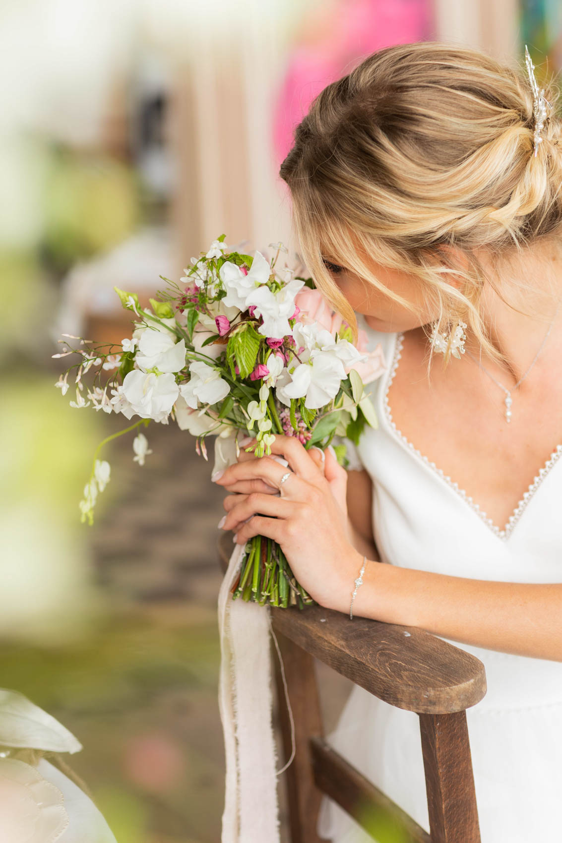 shooting dinspiration mariage peintre et sa muse robe de mariee bouquet de fleurs fleuriste wedding planner photographe videaste mise en beaute bijoux angers