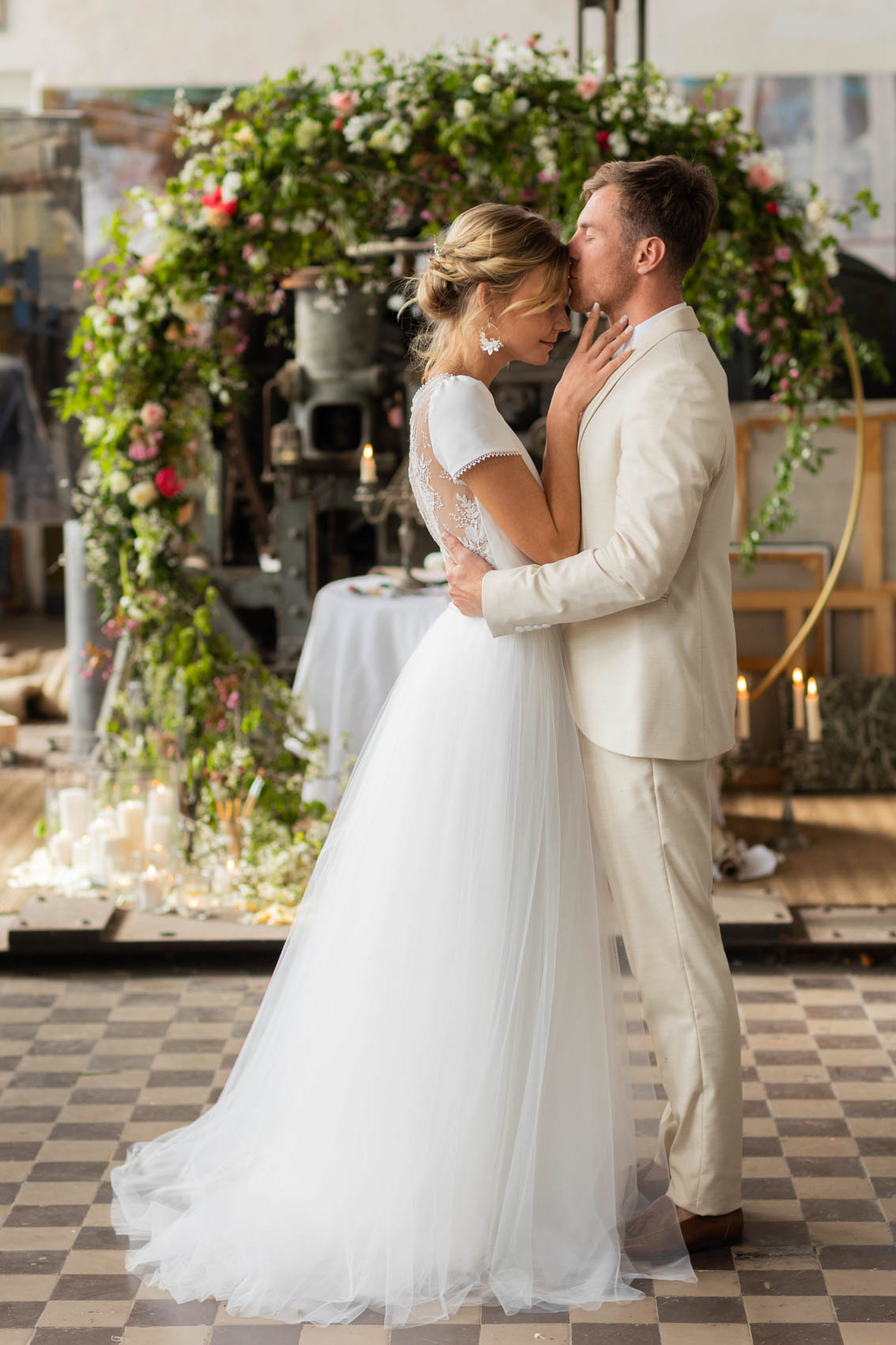 shooting dinspiration mariage peintre et sa muse robe de mariee bijoux mise en beaute costume de marie sur mesure arche florale fleuriste decoration wedding designer wedding planner photographe angers videaste