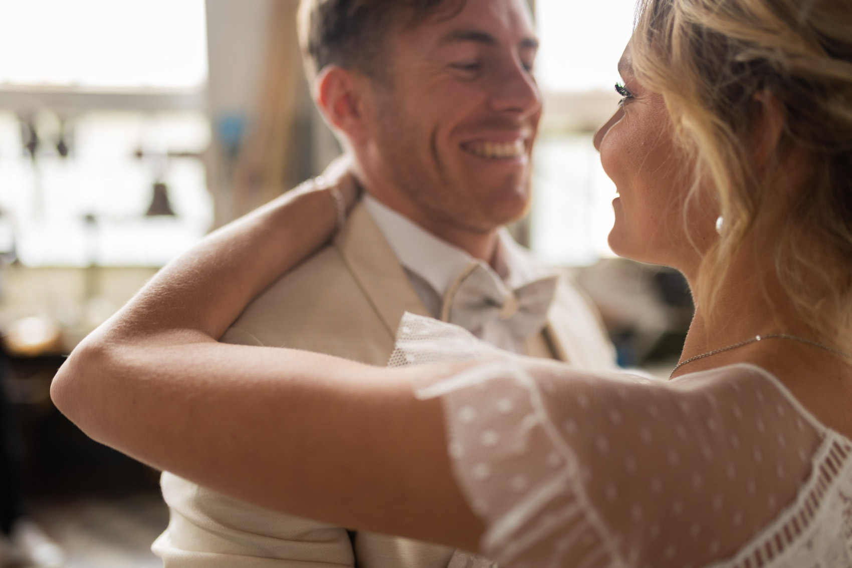 shooting dinspiration mariage peintre et sa muse robe de mariee costume sur mesure de marie mise en beaute photographe videaste wedding planner angers
