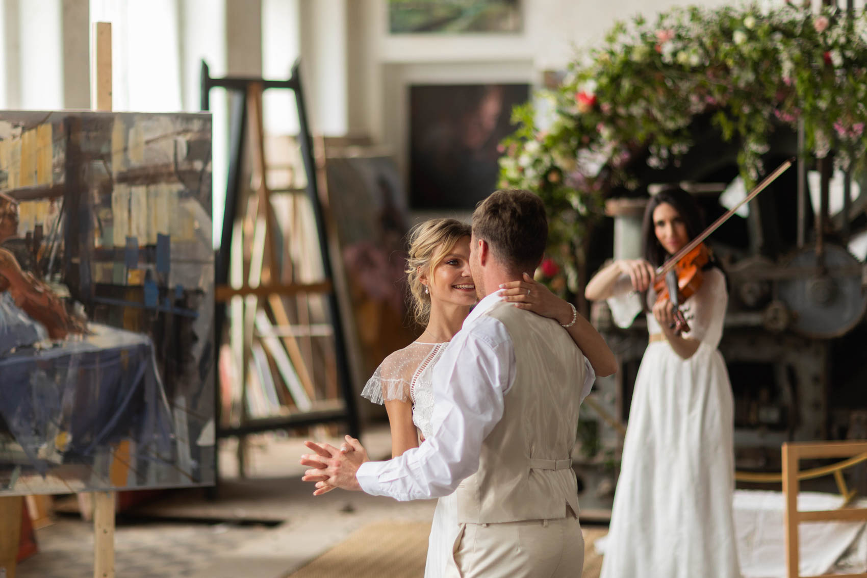 shooting dinspiration mariage peintre et sa muse angers violoniste robe de mariee lieu de reception atypique atelier de peintre industriel photographe videaste ambiance musicale musicien