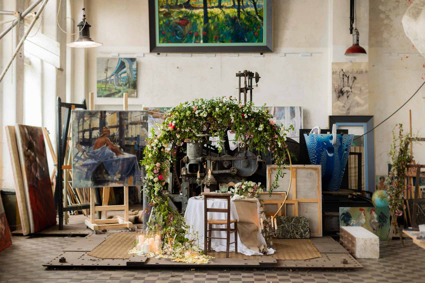 shooting dinspiration peintre et sa muse arche florale decoration fleuriste wedding designer lieu de reception atypique atelier d epeintre industriel angers photographe videaste