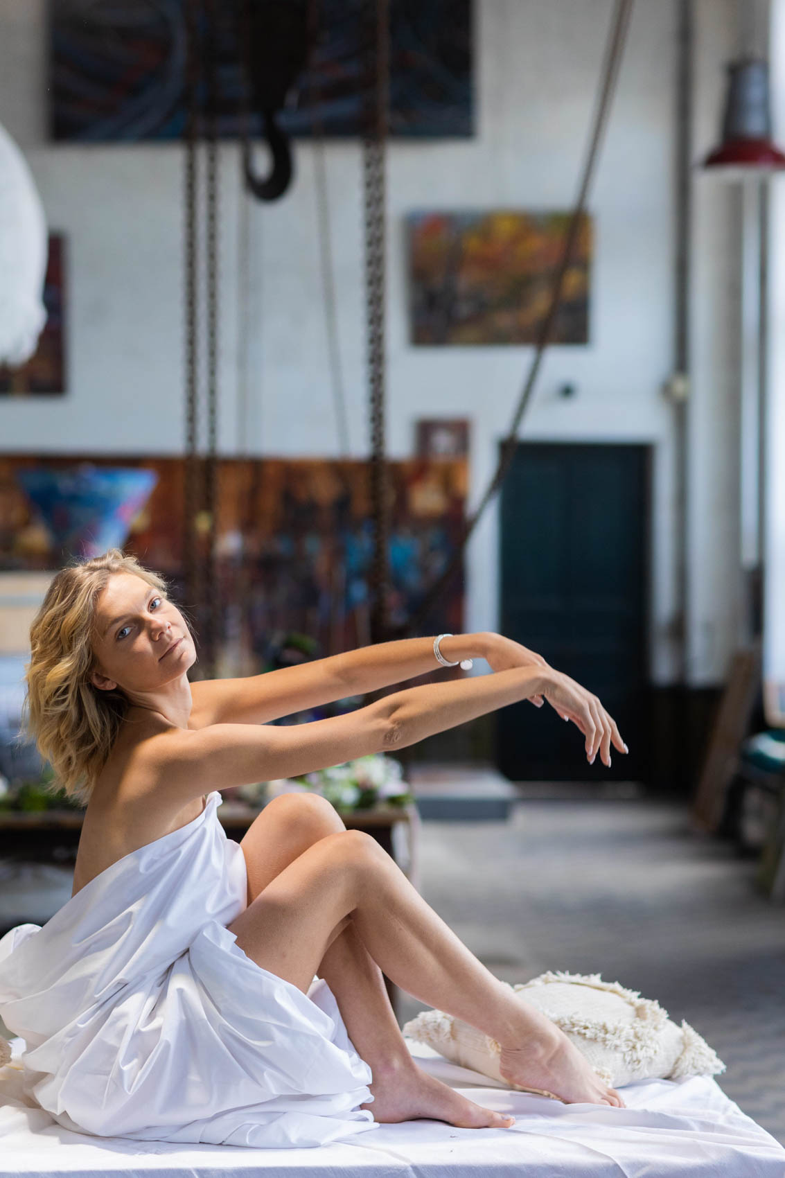 shooting dinspiration peintre et sa muse angers lieu de recpetion atypique atelier de peintre industriel photographe mise en beaute videaste wedding planner