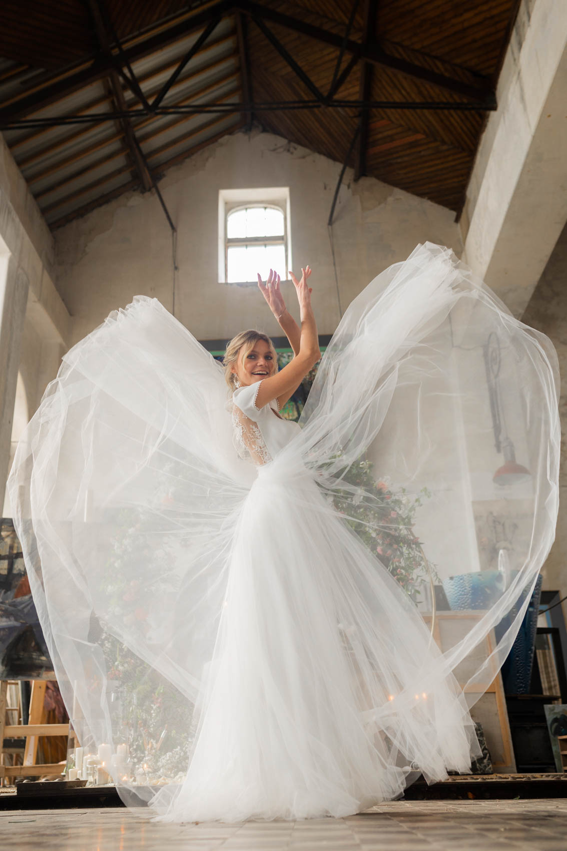 shooting dinspiration mariage peintre et sa muse robe de mariee lieu de reception atypique atelier industriel angers photographe videaste mise en beaute