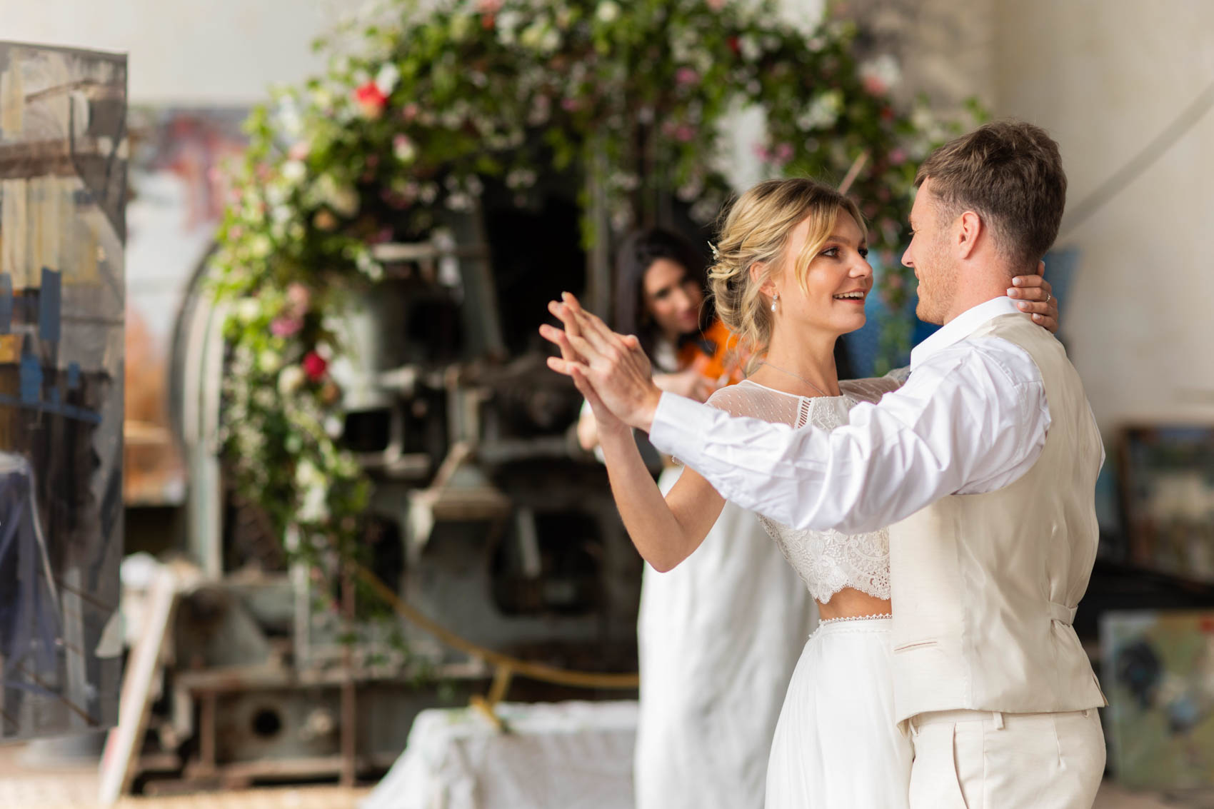 shooting dinspiration peintre et sa muse mariage robe de mariee costume de marie sur mesure bijoux mise en beaute decoration arche florale fleuriste wedding designer wedding planner photographe videaste angers violoniste musicien ambiance musicale