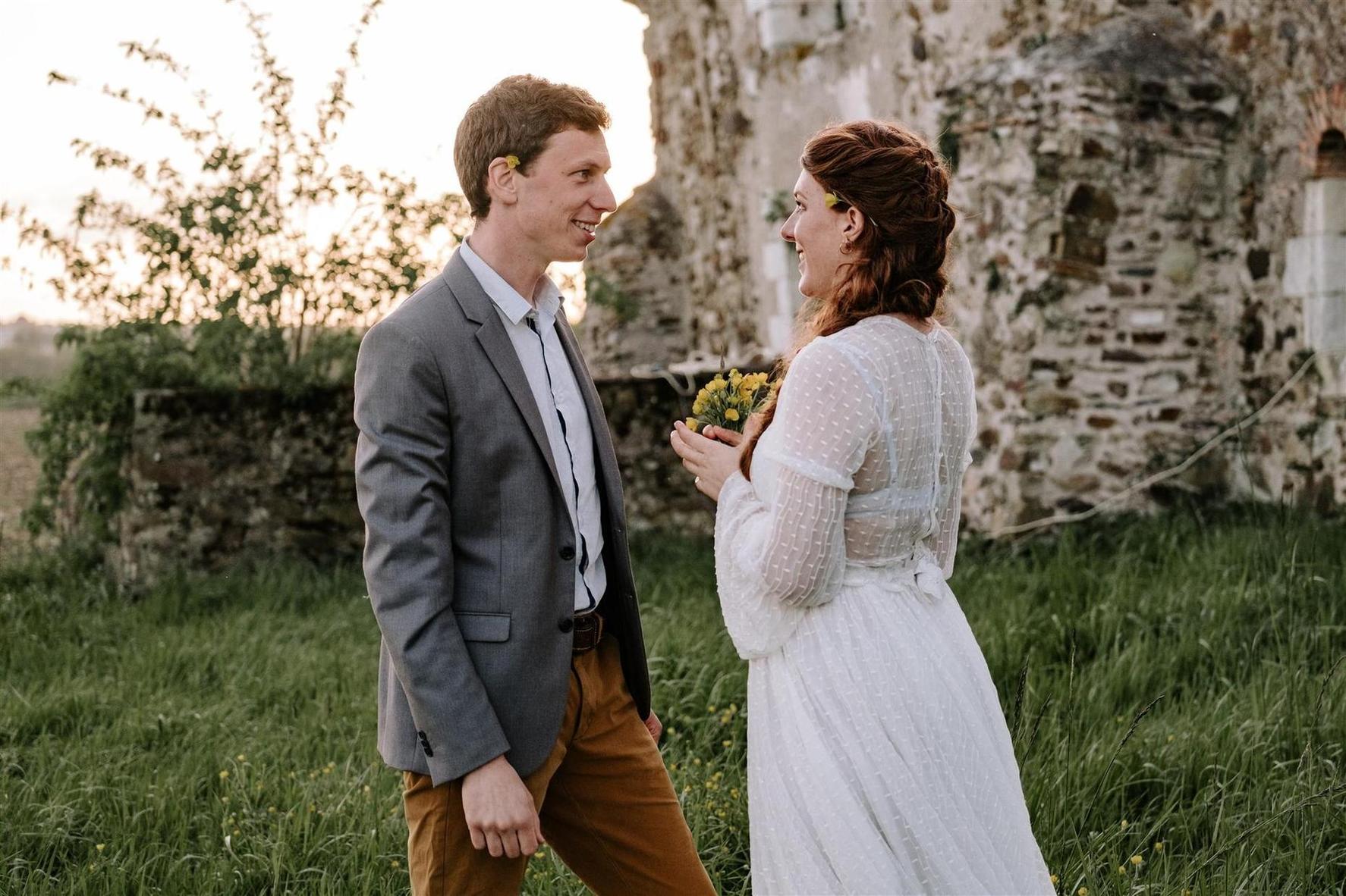 couple qui se marie en pleine nature maison