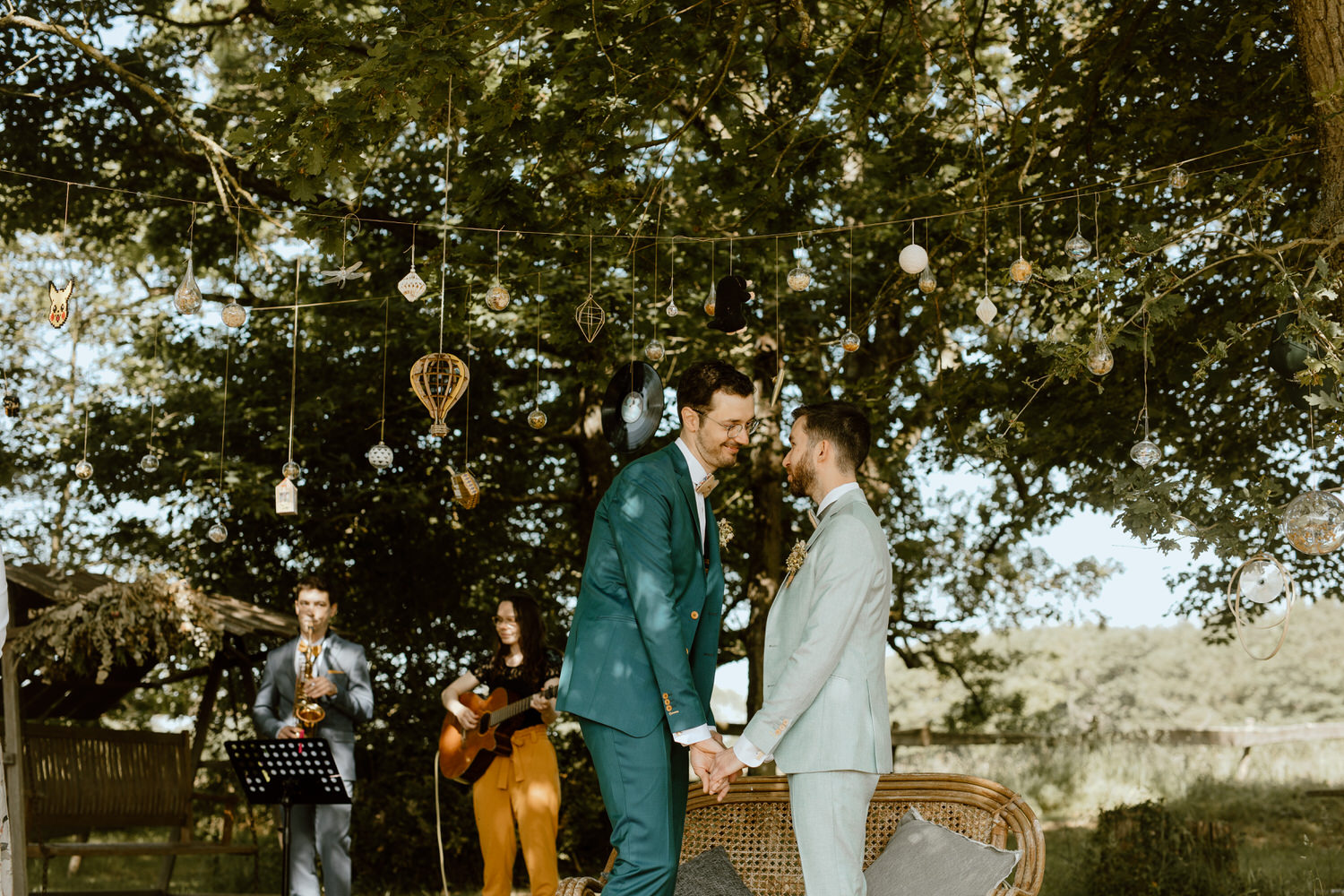 mariage champetre ecoresponsable domaine de la ruade ceremonie laique costume sur mesure couturier officiante