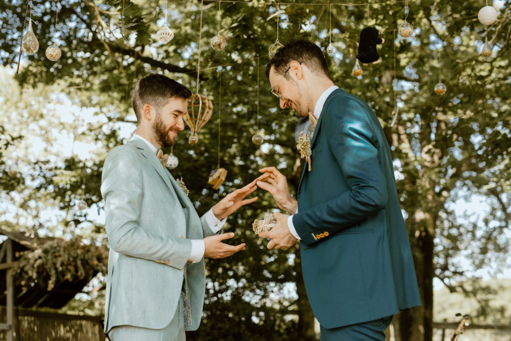 mariage champetre ecoresponsable ceremonie laique alliances en bois bagues de fiancailles joallier bijoutier loire atlantique officiante