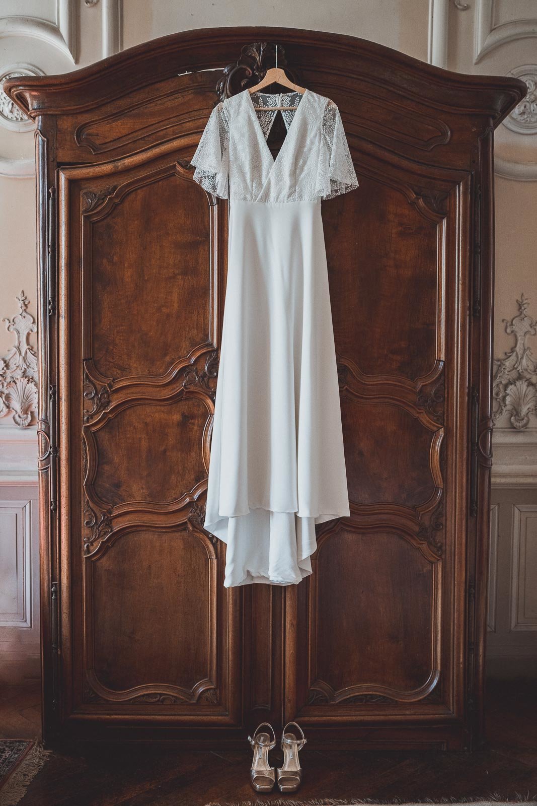 mariage colore chateau de la rousseliere preparatifs robe de mariee dentelle fluide