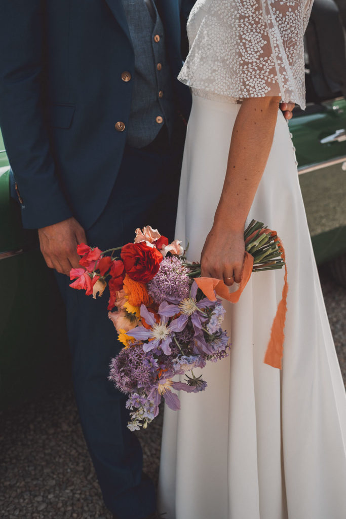 mariage colore loire atlantique bouquet de fleurs fleuriste robe de mariee fluide costume de marie sur mesure