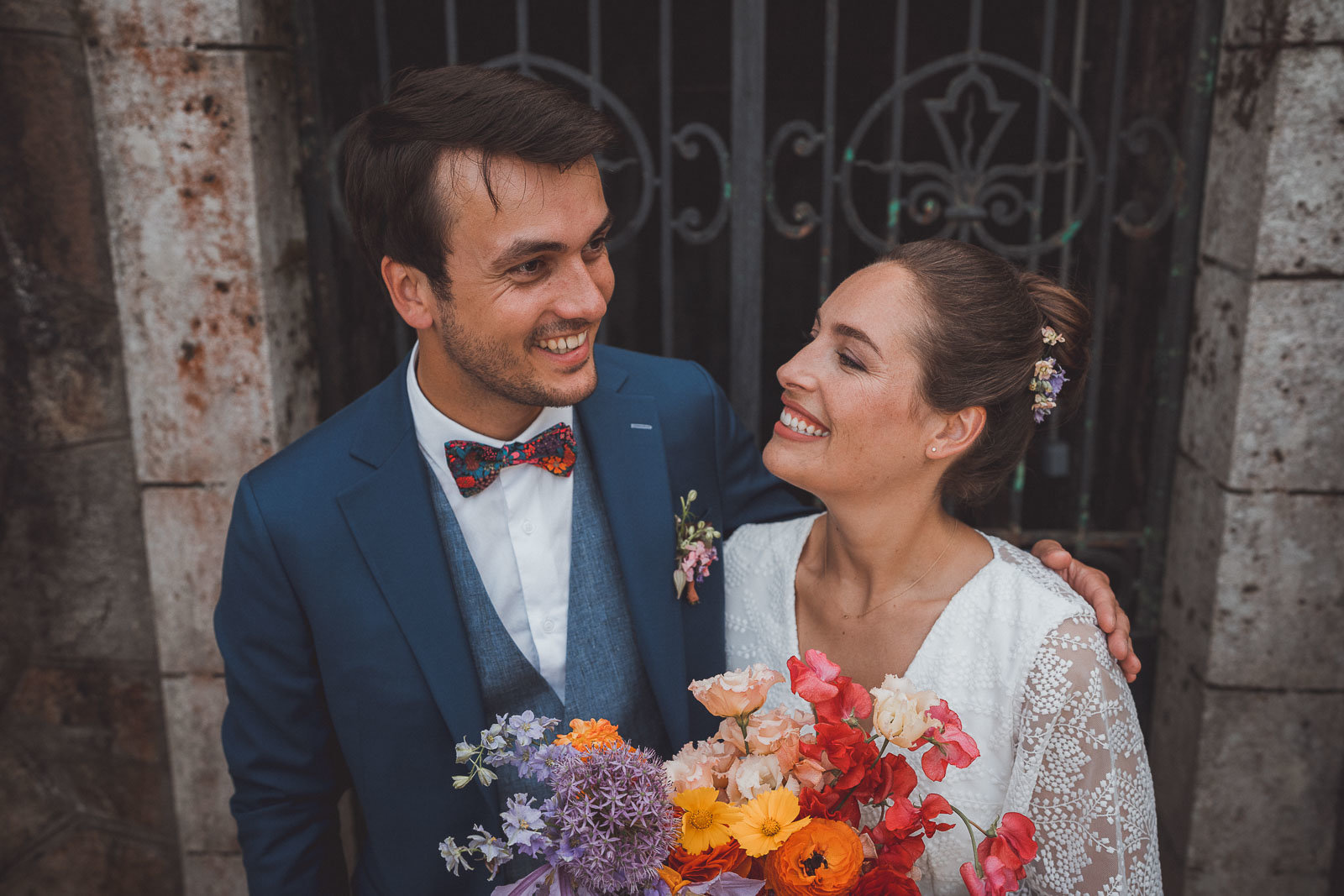 mariage colore loire atlantique chateau de la rousseliere bouquet de fleurs fleuriste noued papillon costume de marie sur mesure robe de mariee couturier