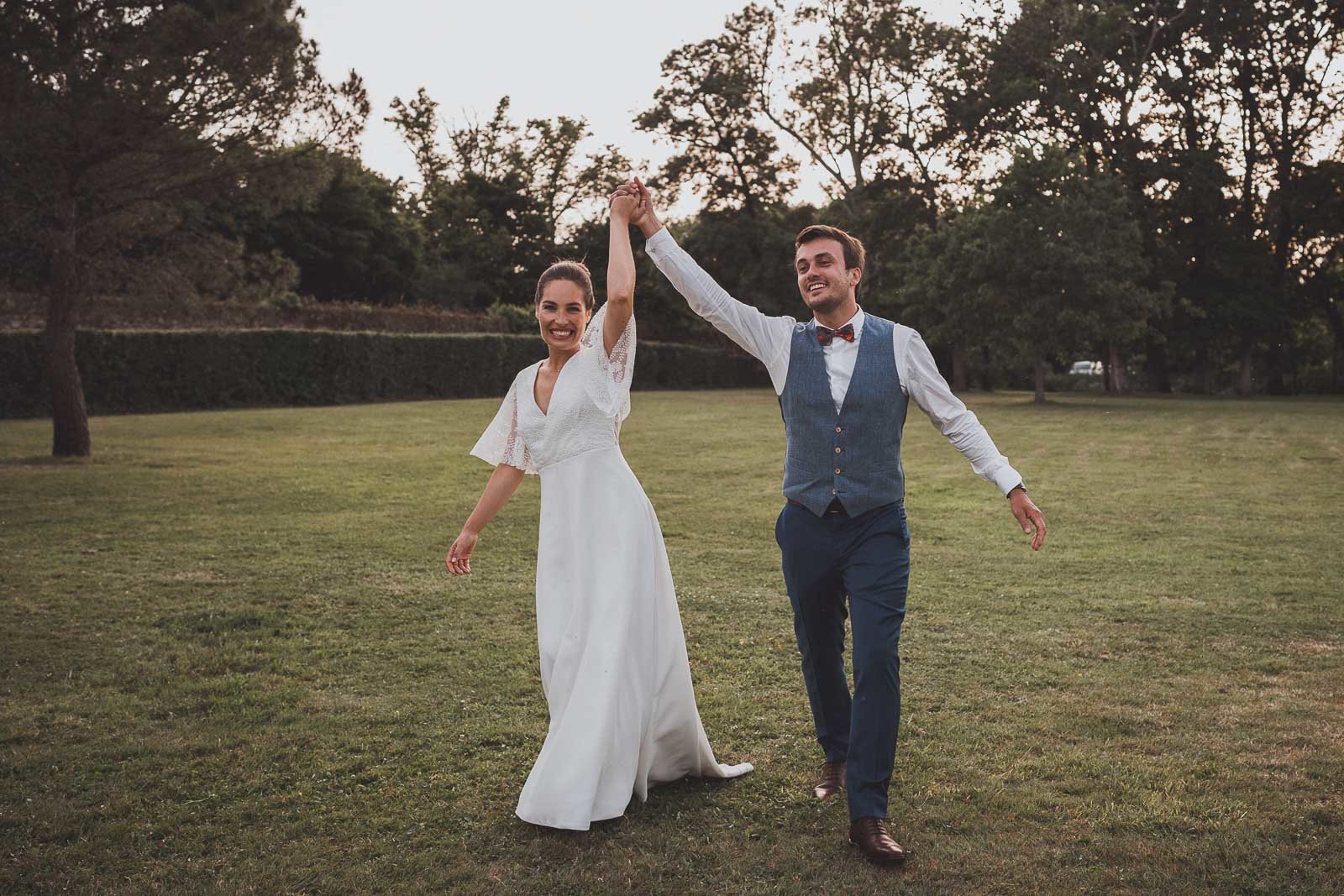 mariage colore chateau de la rousseliere robe de mariee fluide costume de marie trois pieces sur mesure photographe