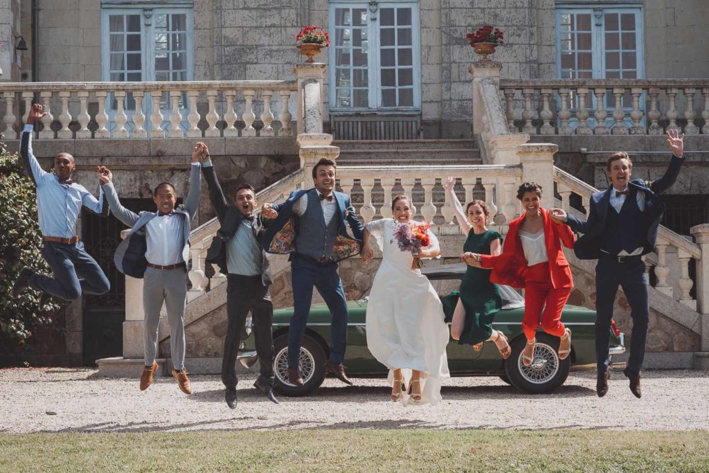 mariage colore chateau de la rousseliere photographe photo de groupe demoiselles garcons dhonneur location de vehicule ancien voiture vintage loire atlantique