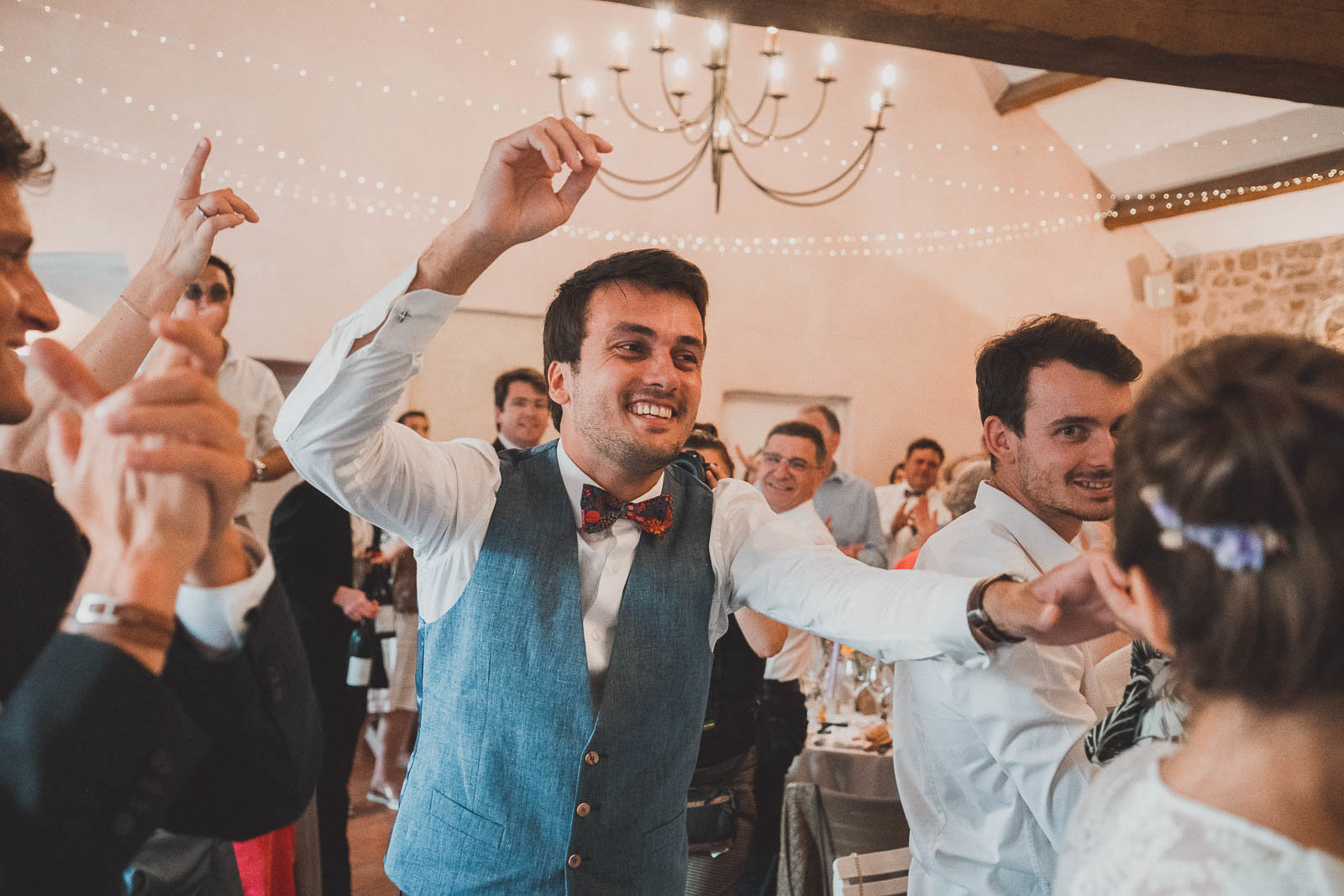 mariage colore ambiance musicale soiree dj noued papillon costume de marie sur mesure loire atlantique