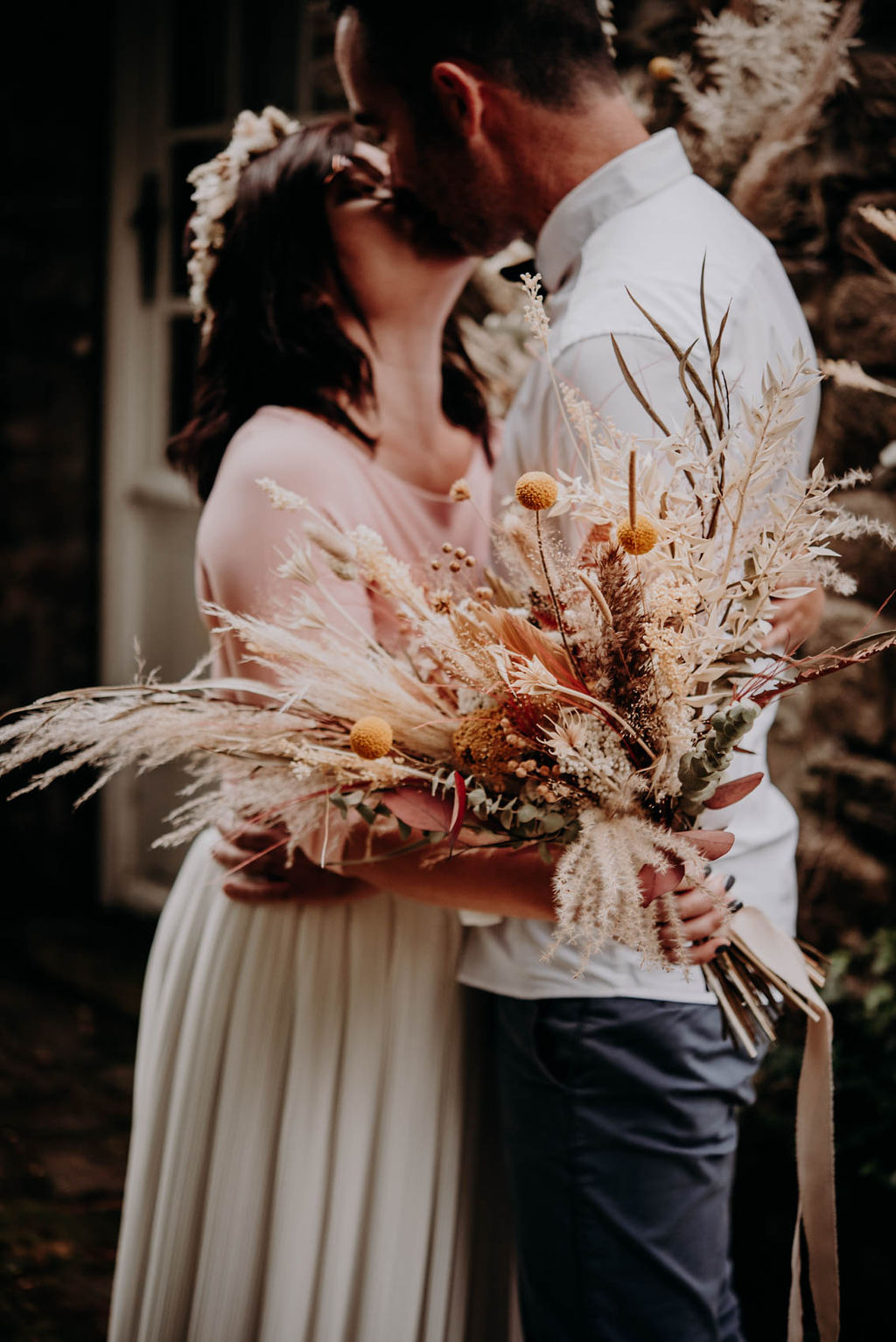 shooting dinspiration slow wedding mariage ecoresponsable zero dechet pays de la loire robe de mariee costume sur mesure fleurs sechees fleuriste couturier