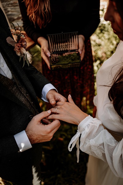 mariage automne ceremonie laique alliances bagues bijoux