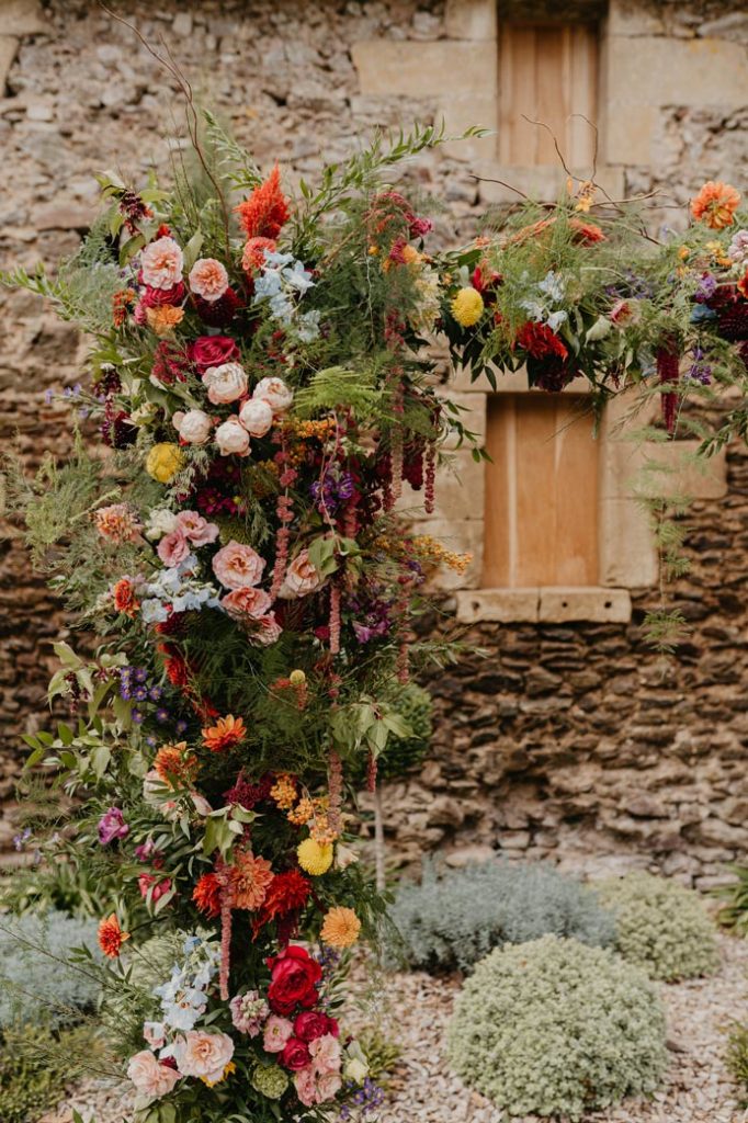 mariage colore ceremonie laique arche florale fleuriste