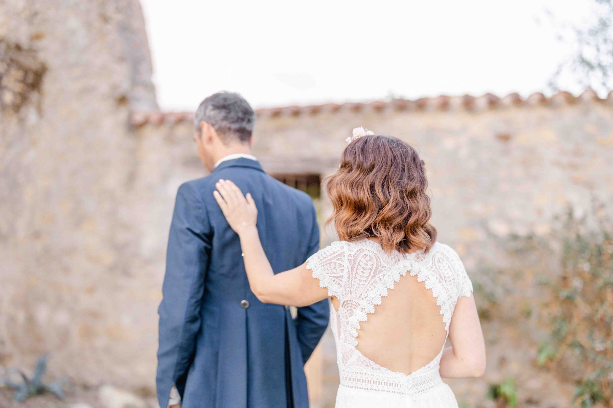 mariage colore first look robe de mariee dos nu