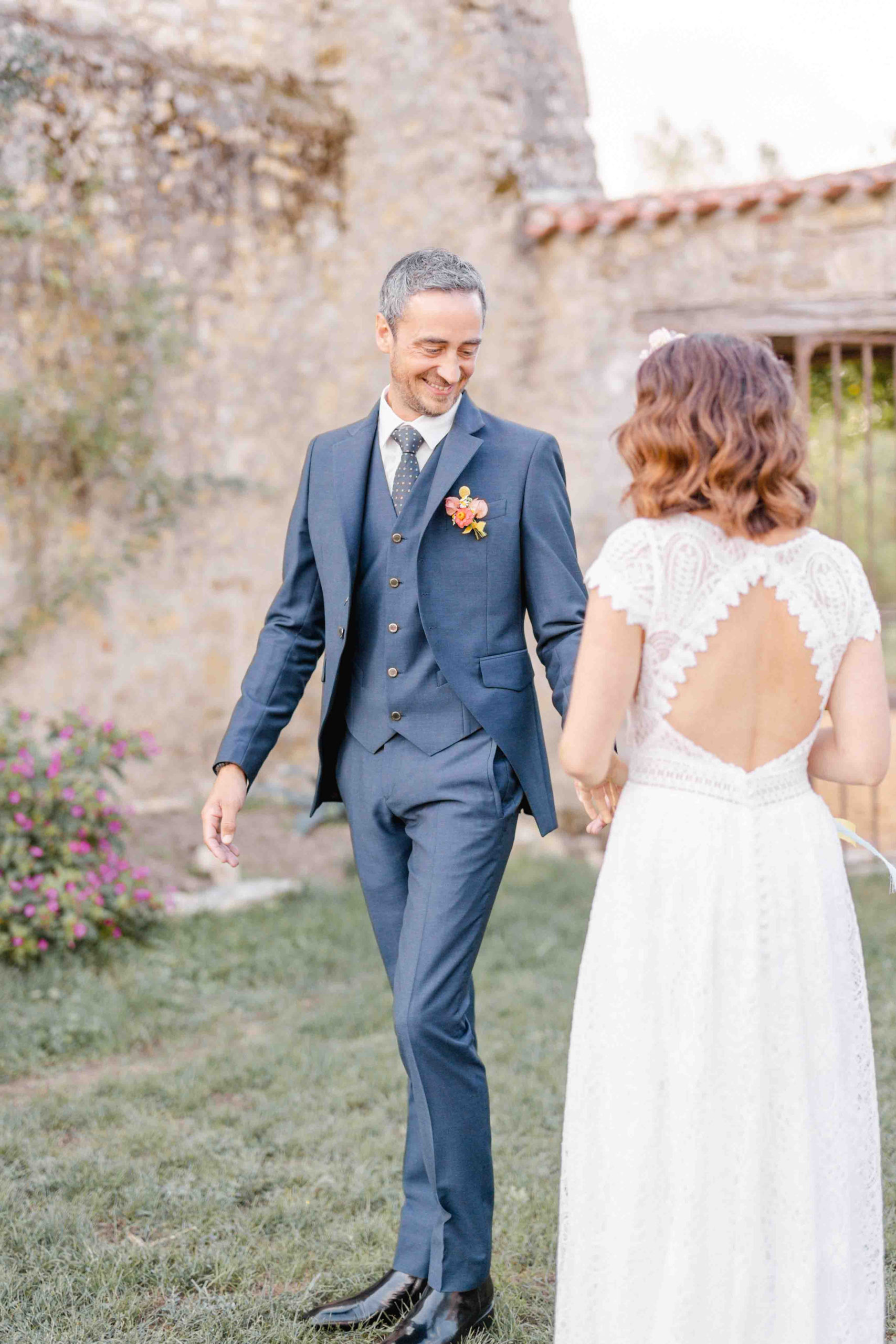 mariage colore robe de mariee dos nu costume sur mesure