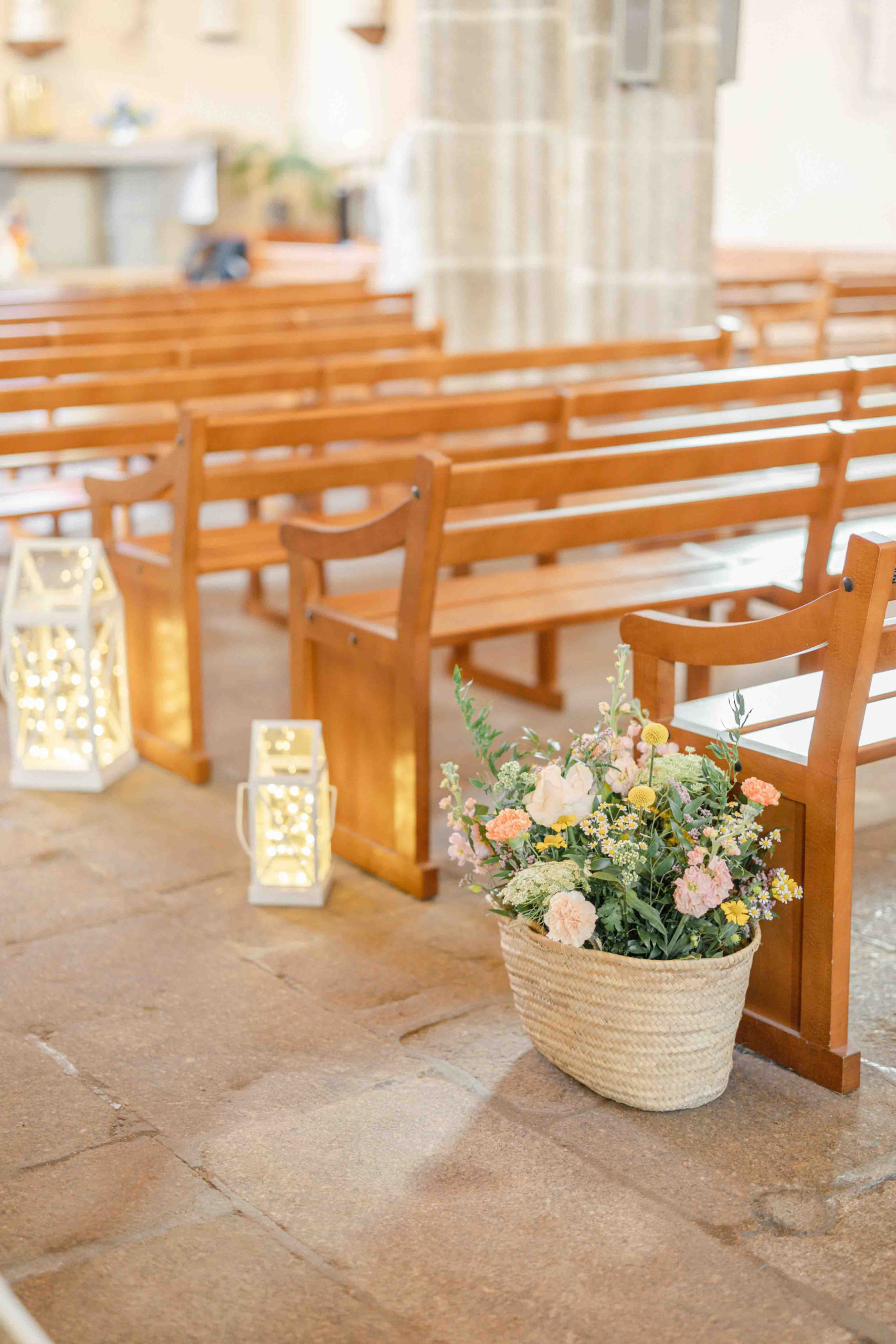 mariage colore ceremonie religieuse bouquet de fleurs fleuriste