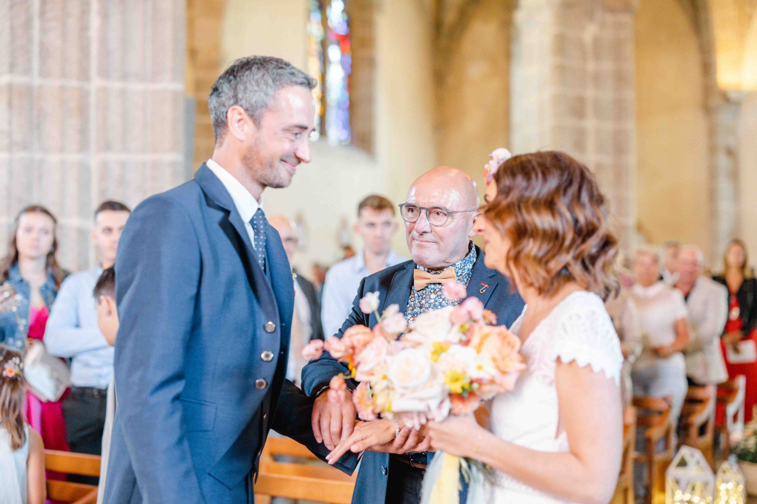 mariage chic eglise bouquet colore fleuriste